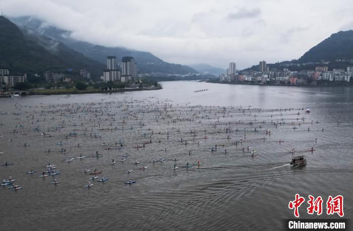 2023年全国桨板锦标赛在重庆汉丰湖盛大开幕，近