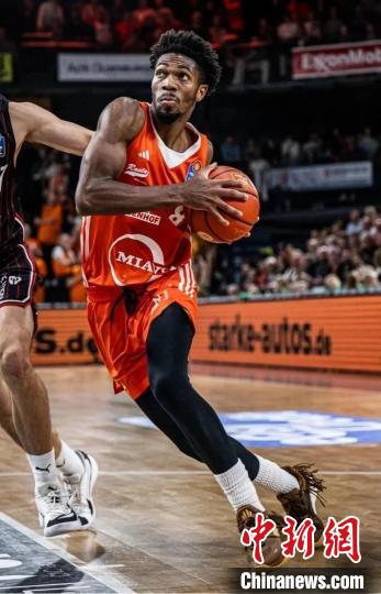 浙江稠州男篮签约德甲得分王布兰登·兰道夫备战