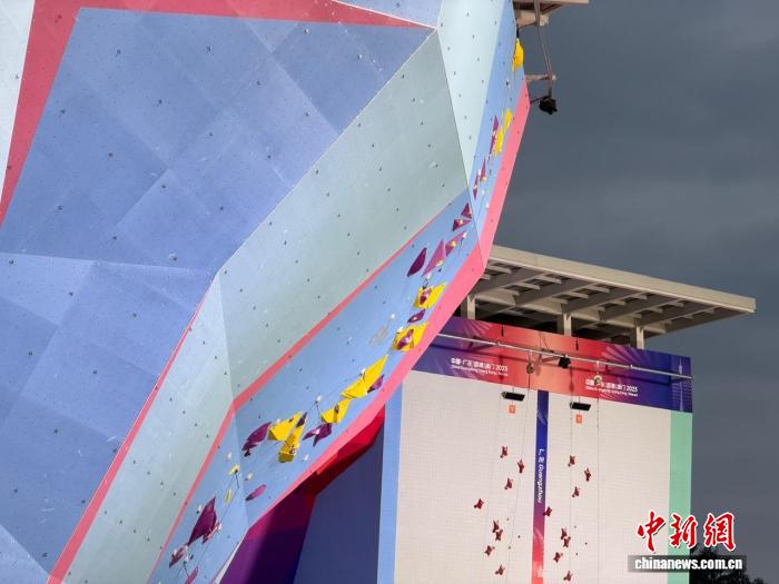 粤港澳全运会攀石预赛：广东胡隽喆五线登顶强